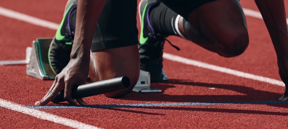 体育场全景俯瞰图，绿茵场与观众席座无虚席的壮观场景