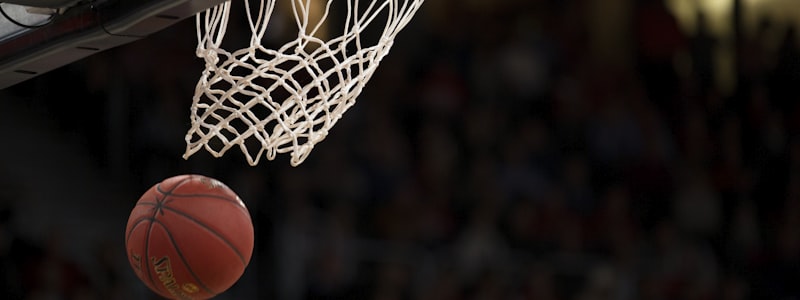 NBA篮球比赛现场，湖人队球员勒布朗詹姆斯扣篮精彩瞬间