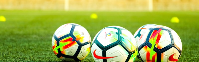 F1赛车在赛道上飞驰，轮胎与地面摩擦产生烟雾的极速画面