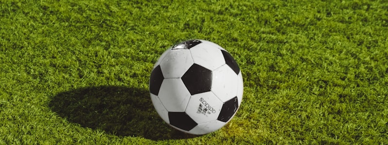 英超联赛足球比赛现场，球员激烈争抢足球的瞬间